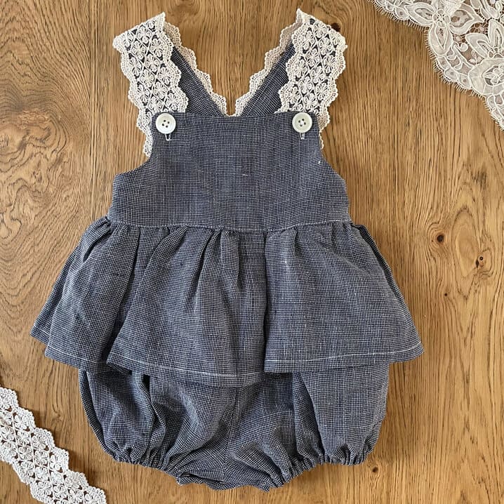 Barboteuse Zoe en chambray bleu et dentelle