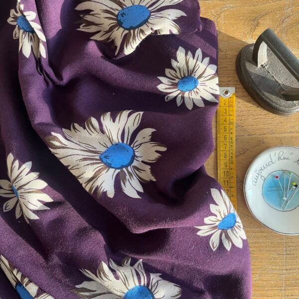 viscose grosses fleurs blanches et bleus sur fond violet